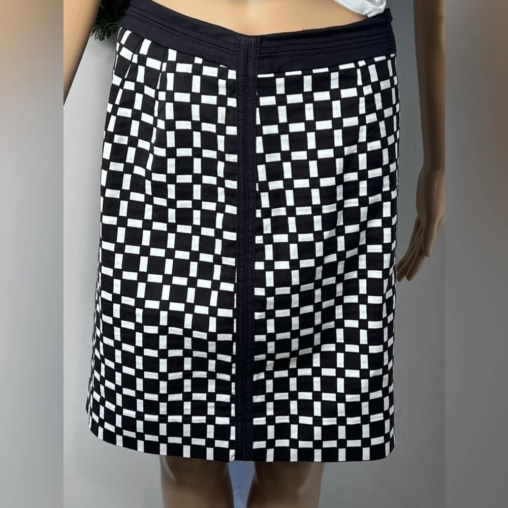 White House Black Market, 4, mini ,straight line, Black white geometric pattern